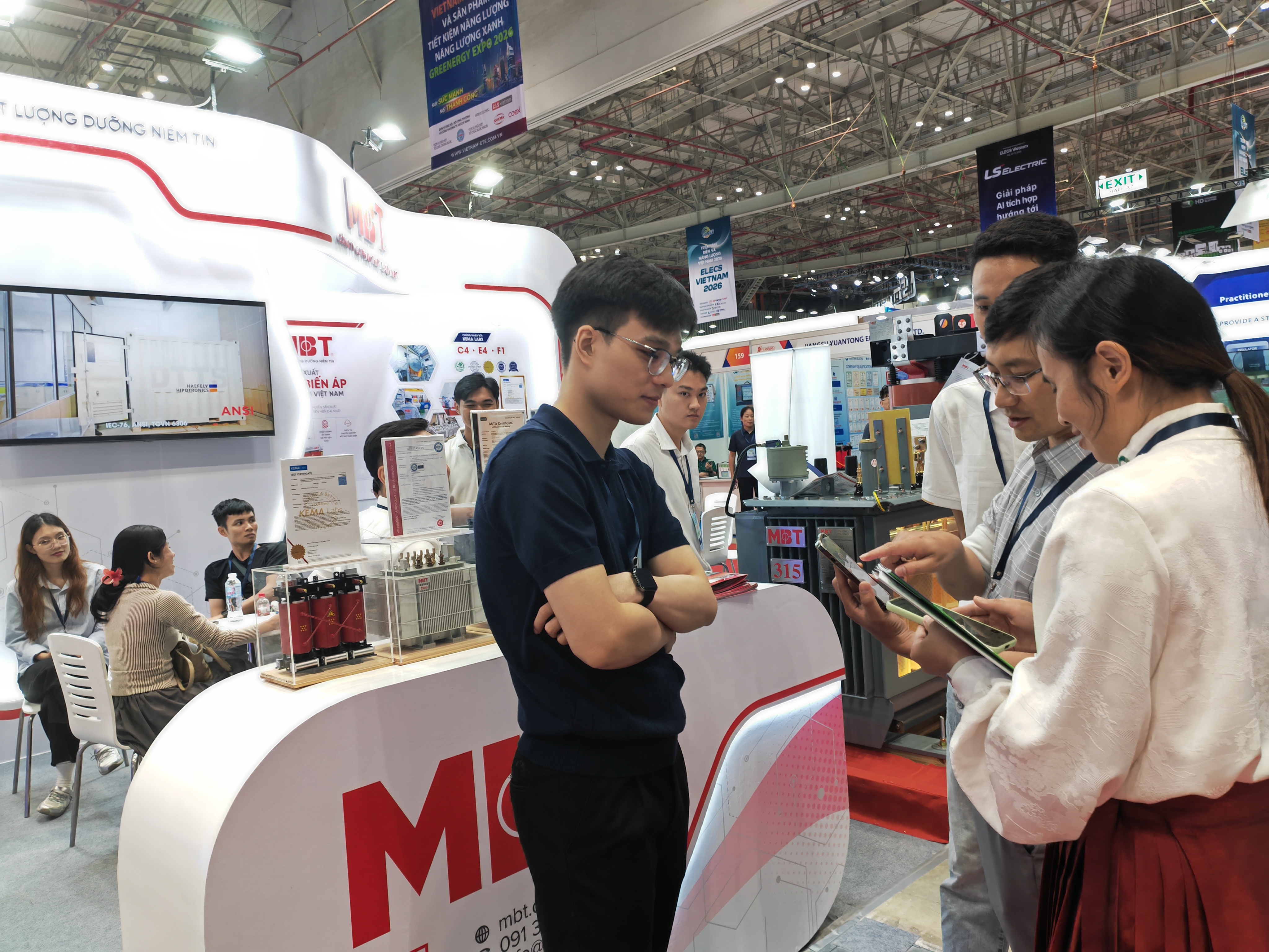 Communication and exchange among sales personnel at trade shows