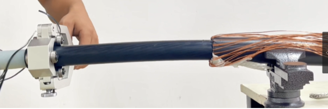 Install cable lug for medium voltage cable termination